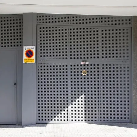 - Beachside - Free Parking - Limited Size Car Apartment